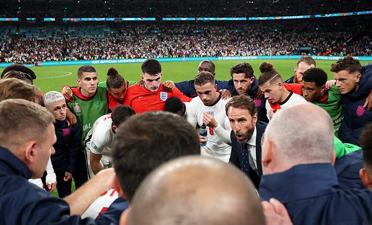 England manager Gareth Southgate speaks to his team during extra time of the EURO 2020 Final